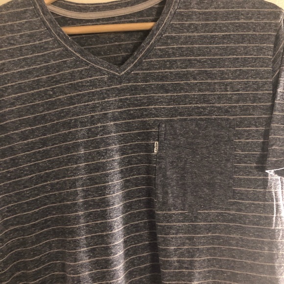 NWOT LEVI’s Men V-neck - Picture 2 of 4